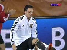 Video: Mesut Ozil juggles chewing gum