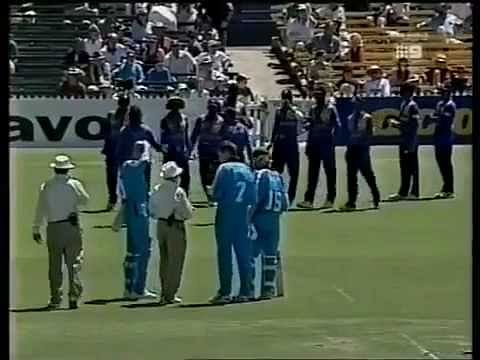 Video: Ross Emerson no-balls Murali because of "chucking"