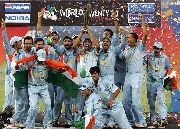 The Indian team raises ICC World Twenty20 trophy after defeating Pakistan in the final at the Wanderers Cricket Stadium in Johannesburg, 24 September 2007. (Getty Images)