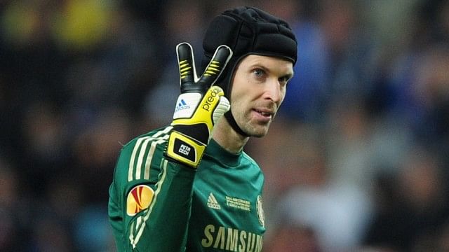 Petr Cech shows us why he is still the best goalkeeper in the world