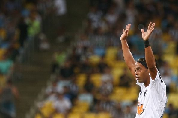 Ronaldinho brace earns Atletico Mineiro 2-2 draw