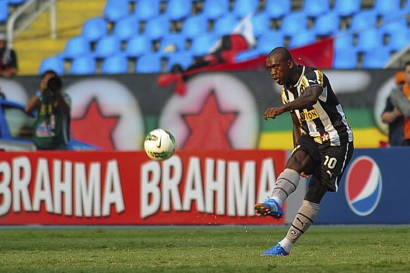 The 10 best long range goals in football