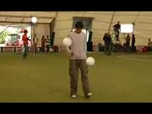 Video : Kaka juggling two balls simultaneously