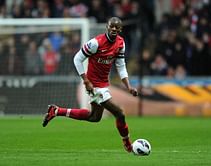Arsenal midfielder Abou Diaby undergoes knee surgery, out till March