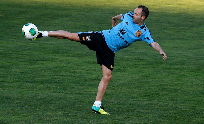 Reports: Manchester clubs put on red alert as Iniesta contract talks stall