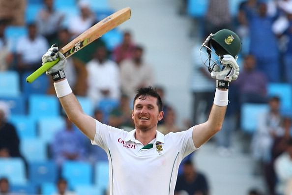 Graeme Smith celebrates hi double hundred against Pakistan