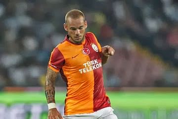 Sneijder dismisses talks of a move to Chelsea