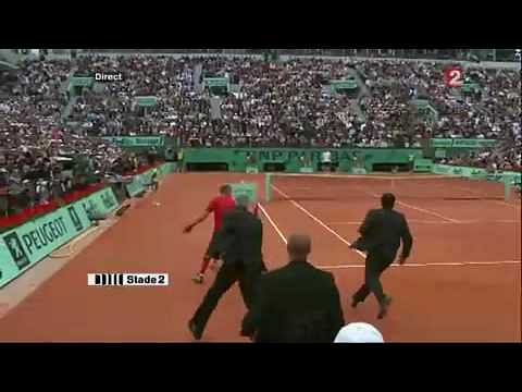 Video: Spanish streaker attacks Roger Federer