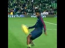 Video: Alex Song skill at Barcelona training session