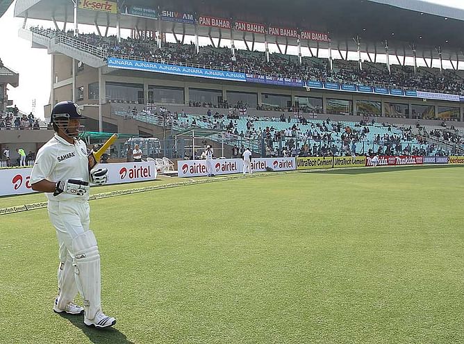 "There's no 'e' in Sachin" - MS Dhoni points out CAB's mistake!