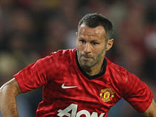 Should Moyes award a new contract to Giggs?