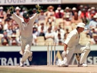 5th test Australia v England in Sydney 5-1-99 Australian wicket-keeper IAN HEALY celebrates as GRAEME HICK is out bowled around his legs by Stuart MaGill