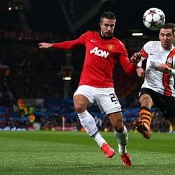 Manchester United striker Robin van Persie out for a month with thigh strain