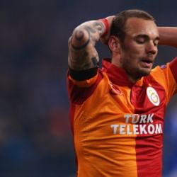 Rumour: Manchester United could offer Nani and Valencia for Dutch ace