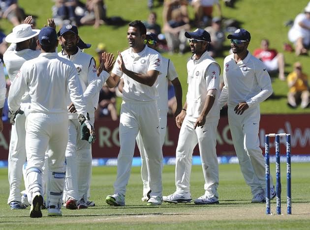 McCullum, Watling continue to thwart India (Lunch Report)