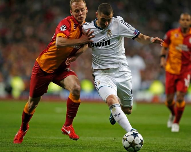 Manchester United eye Turkish stopper as Vidic replacement