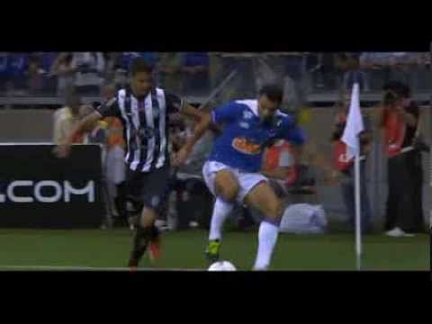 Ceará uses the corner flag to pull off awesome reverse nutmeg!