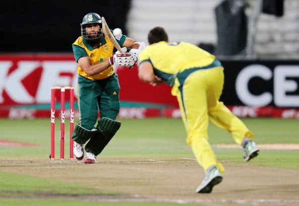 Brad Hodge steers Aussies in thrilling seven-over game against South Africa