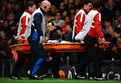 Robin Van Persie out for six weeks with knee injury