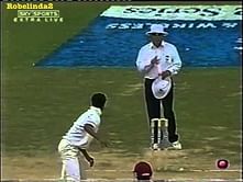 Video: Umpire gestures Ashish Nehra to keep quiet