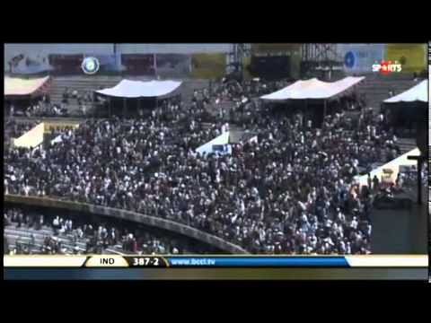 Video: Indian crowd cheers for an Indian wicket to watch Sachin Tendulkar bat