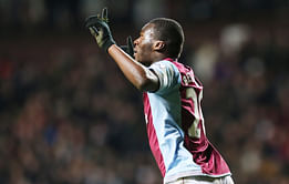 Michael Owen criticises Wenger and Mourinho for not signing Benteke