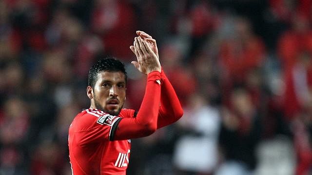 Rumour: Manchester United officials to hold talks with Ezequiel Garay