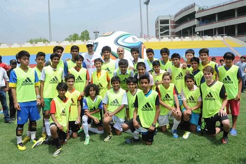 Kevin Pietersen and Tushar Goculdas, Brand Director, adidas India with the 30 finalists from Delhi for adidas FIFA Flag bearers program