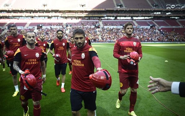 Galatasaray players pay tribute to the 302 miners who died in tragic