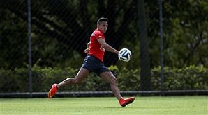 Rio Ferdinand: Liverpool should “demand” Barcelona’s Alexis Sanchez in Luis Suarez deal