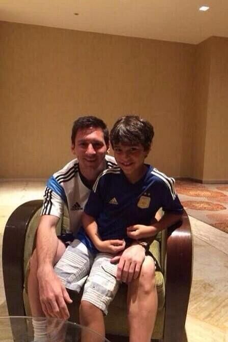 Deco helps Lionel Messi meet his greatest fan