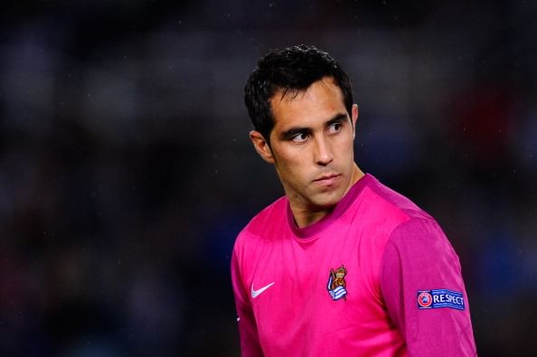 Barcelona confirm the signing of Chile and Real Sociedad goalkeeper Claudio Bravo