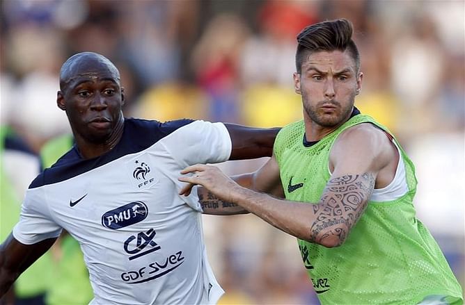 Olivier Giroud says he is expecting Arsene Wenger to sign a striker this summer