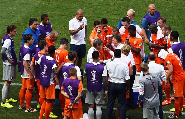 Netherlands coach Louis Van Gaal takes advantage of cooling break in match against Mexico