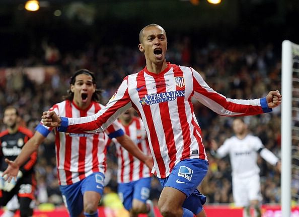 Rumour: Manchester United and Barcelona to battle to sign Miranda but neither happy to pay release clause