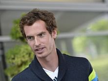 Andy Murray rescues a runaway dog from busy road