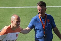 Louis van Gaal desperate to sign Arjen Robben for Manchester United, claims Dutch legend Bryan Roy