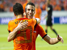 Robin Van Persie gets hit by a Kitesurfer on the beach