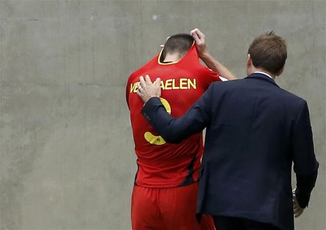 Thomas Vermaelen suffers knee injury during Belgium World Cup clash