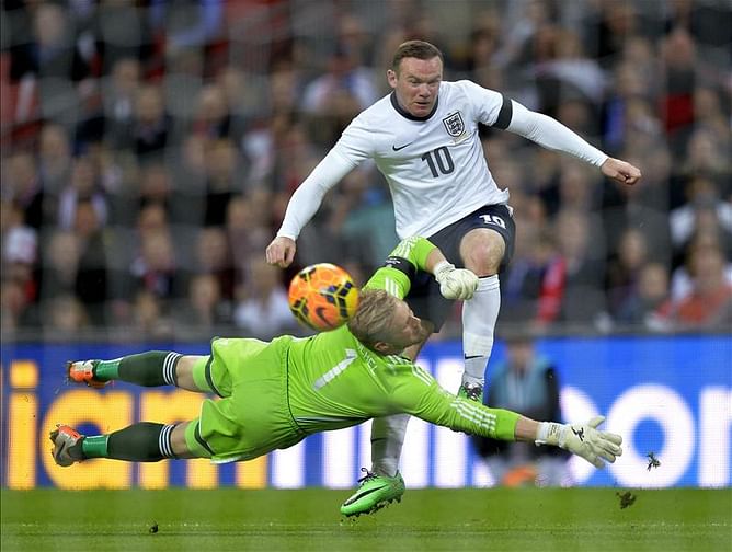 Sir Bobby Charlton wants Wayne Rooney to break his goalscoring record
