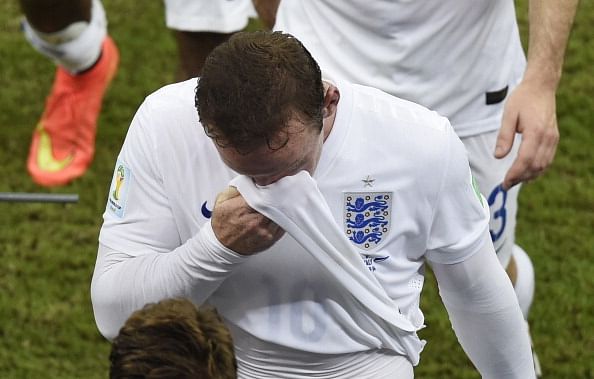 Wayne Rooney's spectacular Corner Kick Fail in England-Italy match