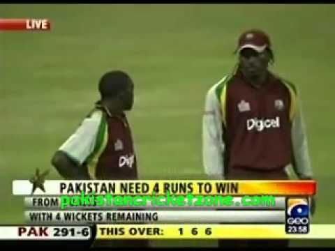 Video: No mug with the bat - Thrilling finish by Kamran Akmal