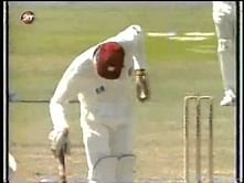 Video: Courtney Walsh's funny gestures while batting