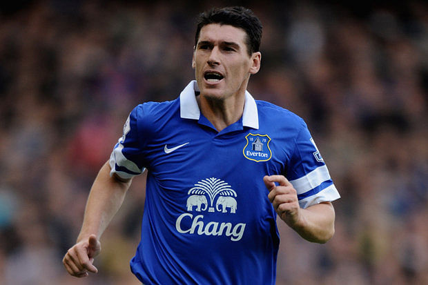 Everton sign Gareth Barry from Manchester City on a three-year-deal