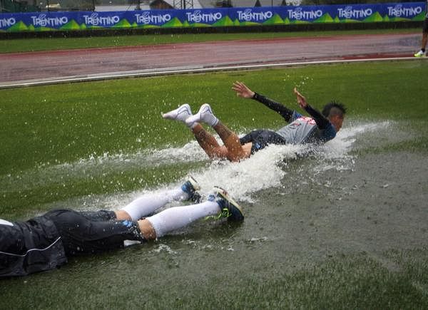 This is what Napoli players do when the training ground is too flooded to train
