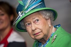 The Queen invades Australian hockey players' selfie to create the most epic photobomb ever!