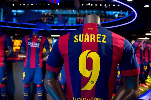 Suarez mobbed by fans in Barcelona