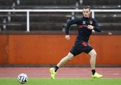 Rumour: Arsenal boss Arsene Wenger holds up Man United’s deal for Thomas Vermaelen