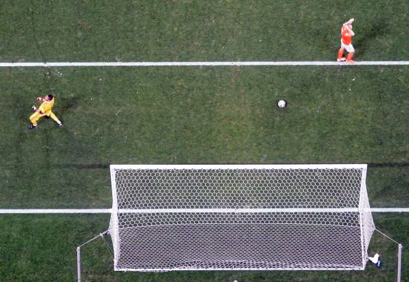 Did Ron Vlaar's penalty against Argentina cross the line and why was it not given?