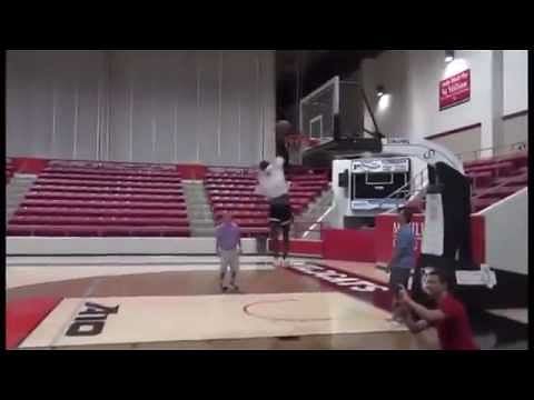 Mario Balotelli shows off basketball skills with a slam dunk